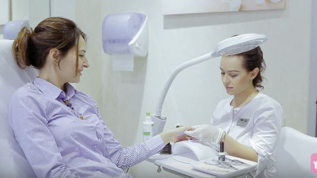 Процедура ногтевого сервиса под контролем грамотного подолога в салоне Aquaterra