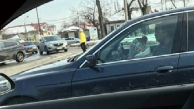 Водитель управлял автомобилем в Кишиневе с ребенком на руках