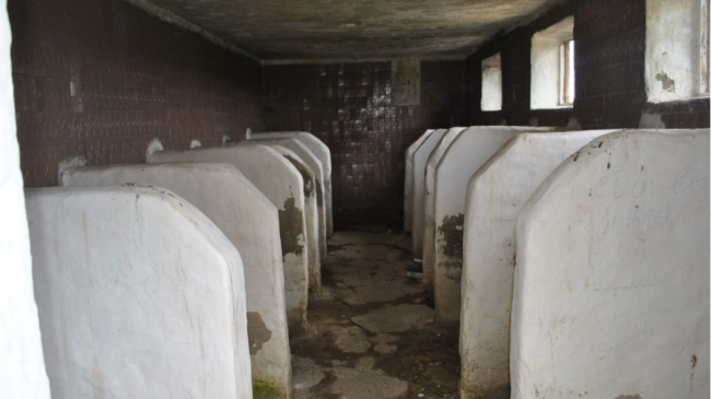 Oribil! Cum arată WC-urile din unele școli din Republica Moldova