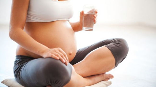 Câtă apă trebuie să bei când ești însărcinată