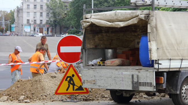 Внимание водителям: столичные улицы закроют для транспорта из-за ремонта дорог