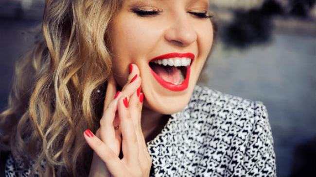 3 trucuri care previn apariția cariilor și îngălbenirea dinților