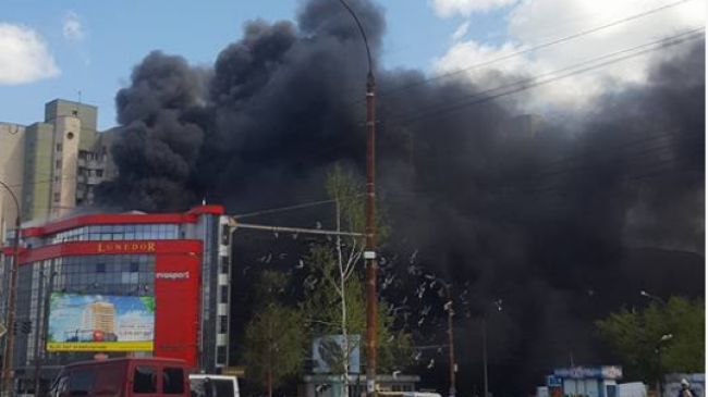 Încă un incendiu în Capitală. Arde un business centru de pe strada Ismail
