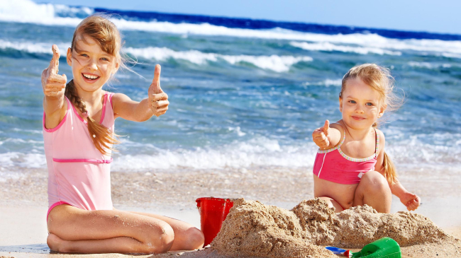 Elevii cu performanțe școlare vor putea merge gratuit la mare