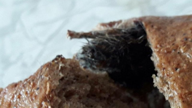 A găsit un șoarece mort într-o bucată de pâine