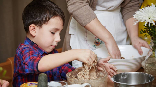 Copiii de la grădinița nr. 196 au gătit pâine cu semințe