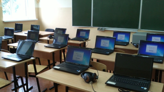 Elevii din clasele întâi şi a cincea vor studia din toamnă educaţia digitală