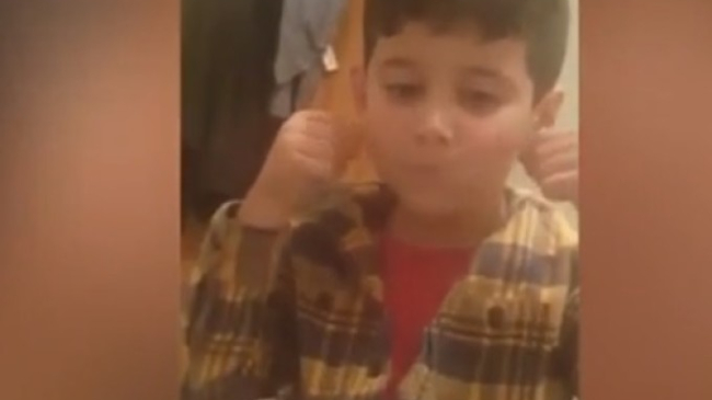 O profesoară i-a lipit copilului bandă adezivă peste gură și i-a aruncat prânzul