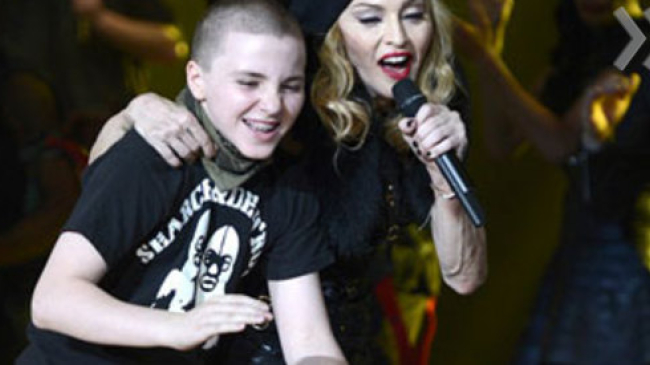 Fiul de 14 ani a  Madonnei a implicat-o în scandal politic