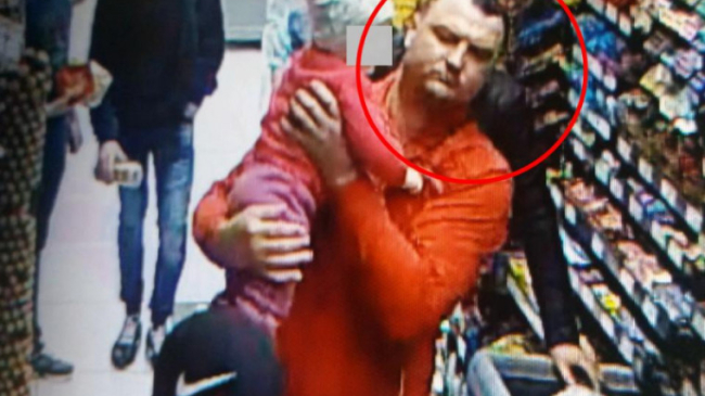 Atenție! Poliţia caută bărbatul din imagini care ține un copil în brațe