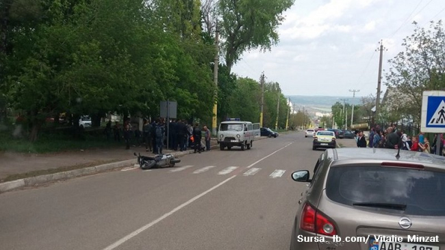 O elevă a fost tamponată de un motociclist fără permis
