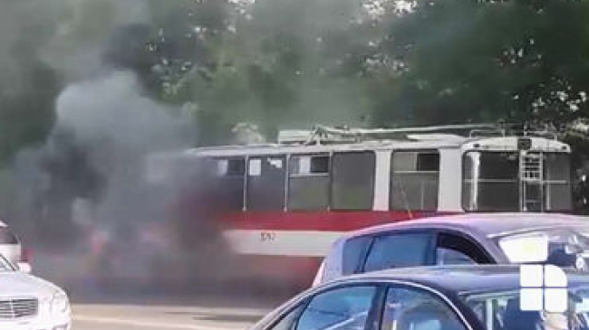 Un troleibuz de pe ruta 24 a fost cuprins de flăcări cu tot cu oameni în interior (FOTO)