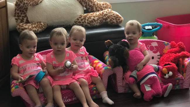O femeie din Canada are 4 fetițe identice