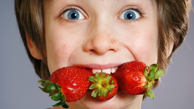 Căpşunile sunt interzise copiilor mici. Motivul incredibil