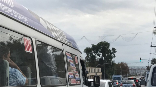 Experiment video: De ce întârzie microbuzele dimineaţa