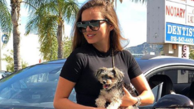 Are burtica tot mai mare. Cât de dulce e Xenia Deli cu cățelușul în brațe