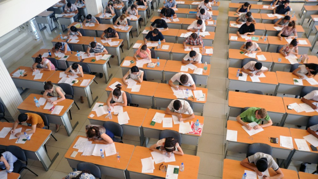 Elevii claselor a XII-a se pregătesc intens pentru BAC