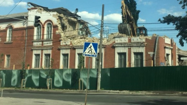 Încă o clădire istorică din Chișinău se demolează