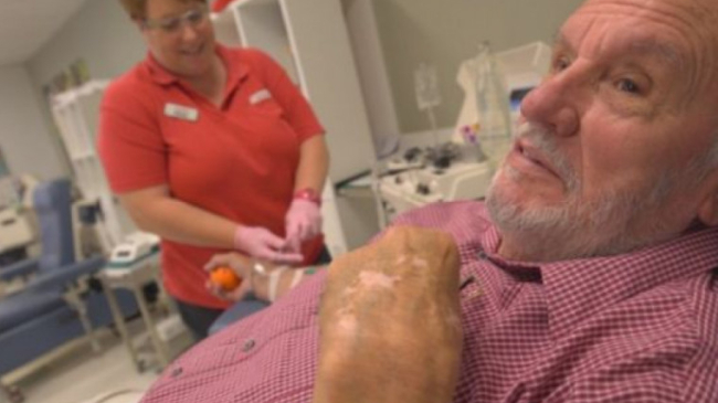 A donat sînge timp de 60 de ani, salvînd vieţile a 2,4 milioane de copii