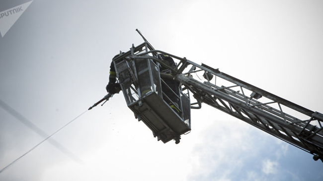Fetiță de șapte ani atârnată de balconul de la etajul cinci, la Bălți VIDEO