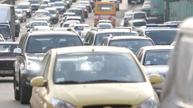 Atenție, ambuteiaje pe mai multe străzi din capitală