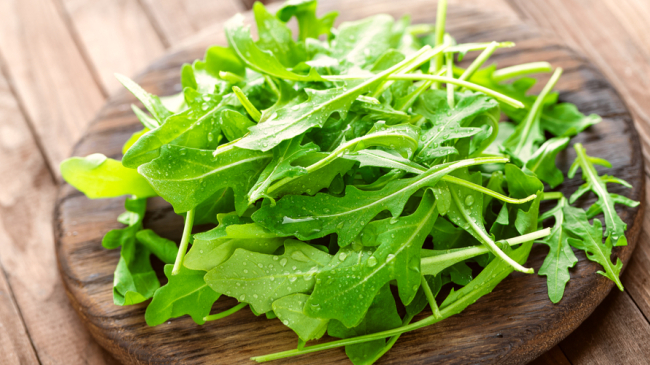 8 motive să consumi frunze de  rucola