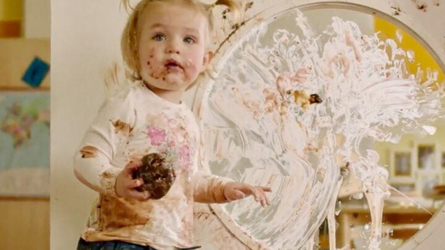 O mamă se întreabă: De ce copiii mei au hainele murdare?