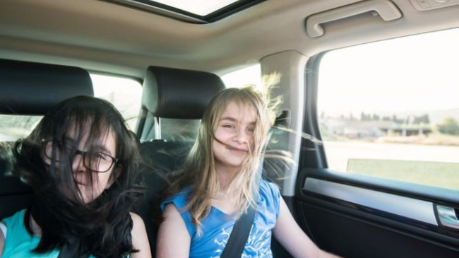 Se pot îmbolnăvi copiii dacă „îi trage” curentul? Iată ce spune medicul ORL