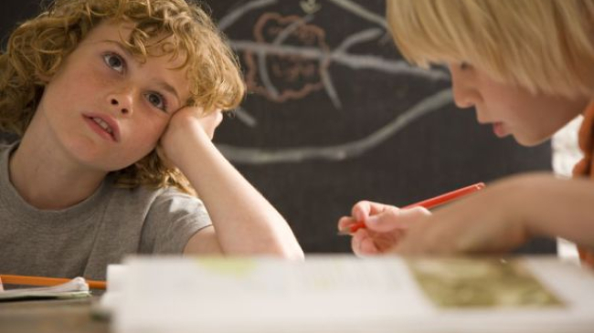 Copilul tău vorbește greu, nu poate scrie sau citi? Ar putea să sufere de o boală