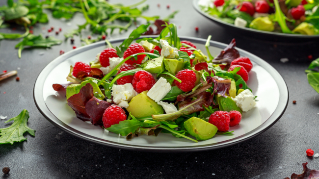 Salate verzi care conțin și fructe