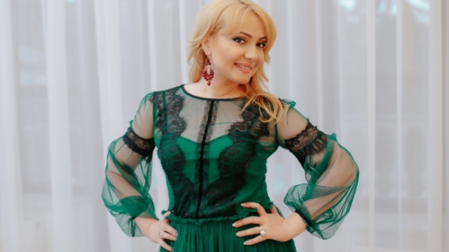 Cum își îngrijește Adriana Ochișanu podoaba capilară