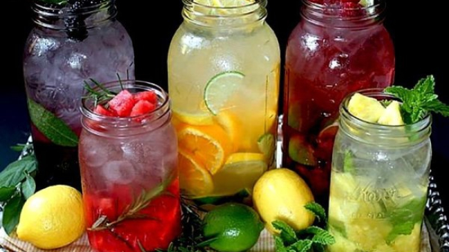 Rețete delicioase de apă aromată cu fructe, ierburi și condimente