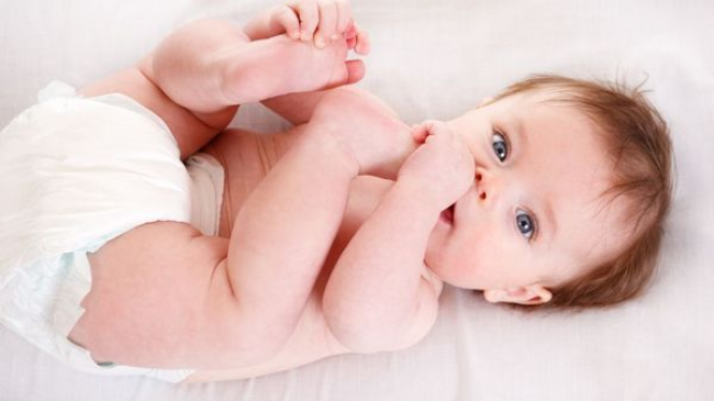 De ce trebuie să ținem cont atunci când alegem scutecele bebelușului (VIDEO)