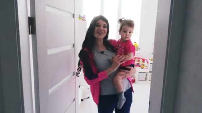 Cărți, jucării și o colecție impresionantă de păpuși! Vezi cum e în camera fetiței Tatianei Tattocika (VIDEO)