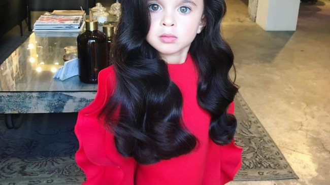 O fetiță de 5 ani a cucerit internetul datorită podoabei capilare