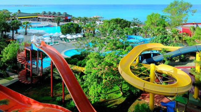 Peste 20 de copii din familii social-vulnerabile au plecat în vacanţă în Turcia