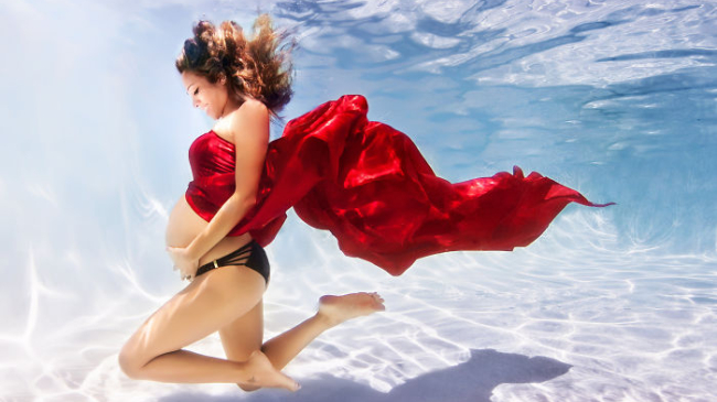 Imagini subacvatice ale viitoarelor mame în rolul de sirenă vor schimba viziunea voastră asupra fotografiilor de familie!