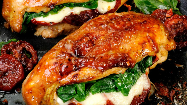Piept de pui umplut cu roșii uscate, mozzarella și spanac