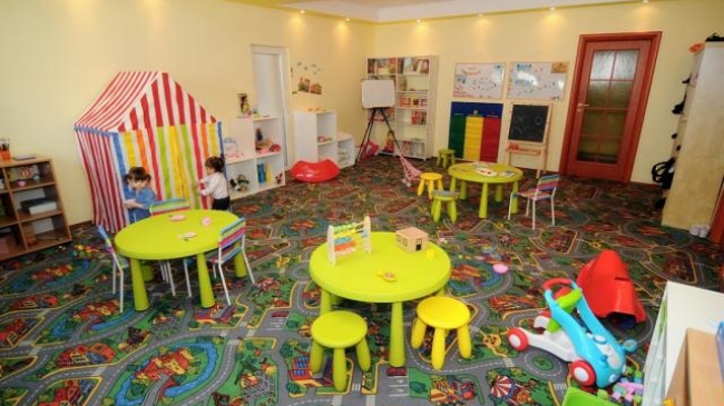 Nu au geamuri și acoperișuri, dar cumpără covoare persane în grădinițe