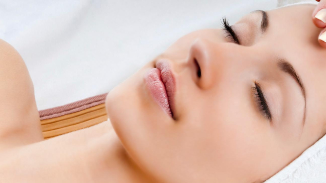 Produsul care te scapă de cearcăne, pungi și hidratează pielea din jurul ochilor