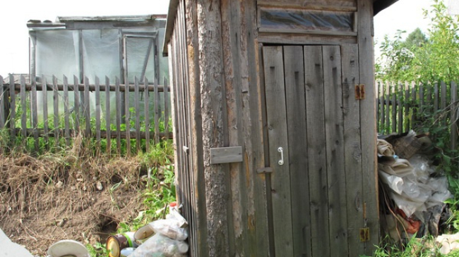 Un copil a murit, după ce a căzut în WC-ul din curtea casei