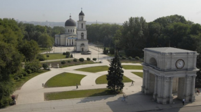 De hram, ca de Anul Nou: Chişinăul, decorat cu brazi şi ornamente de Crăciun (FOTO)