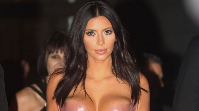 Rochia care de la distanta o face sa para goala. Kim Kardashian, intr-o tinuta mulata din latex