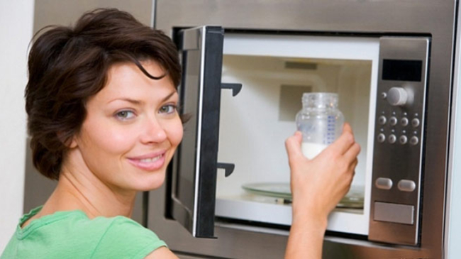 Можно ли разогревать материнское молоко в микроволновке?