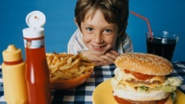 Чем нельзя кормить ребенка: 5 запретных продуктов