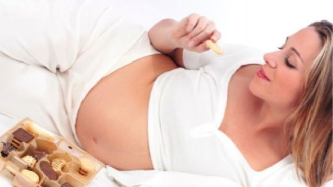 Copiii se obișnuiesc cu alimentele dăunătoare încă în uter