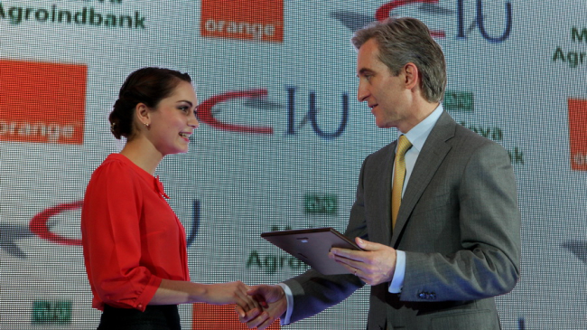 Cei mai buni studenţi moldoveni au primit Burse de merit