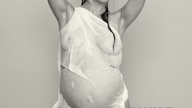 Vedeta însărcinată care a pozat goală!