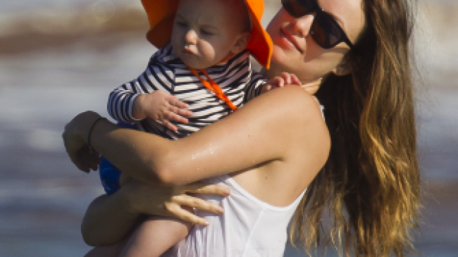 Секси-мама: Оливия Уайлд с сыном и возлюбленным на Гавайях