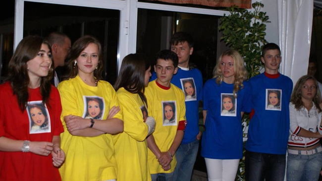 Fanii Lenuţei Burghilă poartă tricouri cu poza interpretei